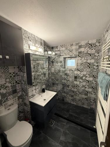 a bathroom with a toilet and a sink at Apartament cozy in Drăgăşani