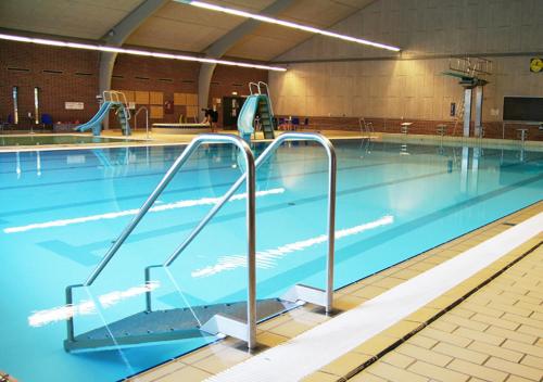 a large swimming pool with blue water at Helle Aktivitetshotel in Årre
