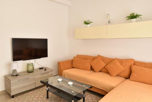 Una televisión o centro de entretenimiento en Seaview Home, Sliema by the sea