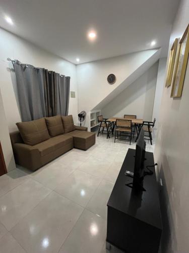 Posezení v ubytování Comfy Staycation II in Sorsogon City