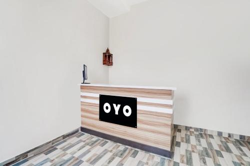 una habitación con un cartel de aqo en una pared en Spot on hotel meena, en Jhūsi