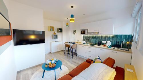 un salon avec un canapé et une table dans l'établissement expat renting - Le Pop - Netflix - Proche gare, à Toulouse