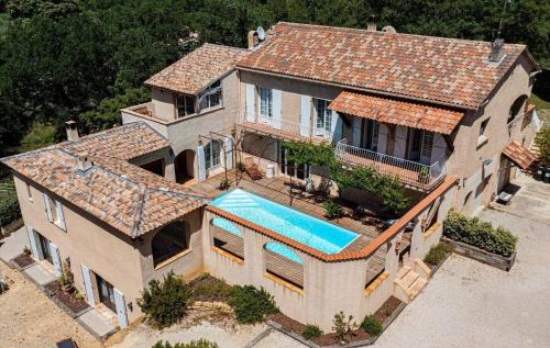 une vue aérienne d'une maison avec piscine dans l'établissement Mas climatise, piscine chauffee privee - parc regional naturel st baume, à Évenos