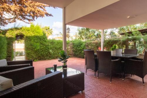 Large Veranda 2BR Walk to Beach