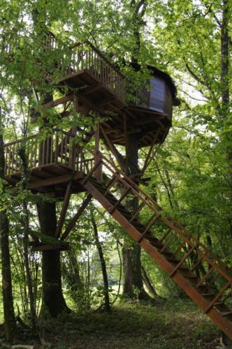 une cabane dans les arbres au milieu de la forêt dans l'établissement Cabane Maya - Ile aux Cabanes, à Sainte-Colombe