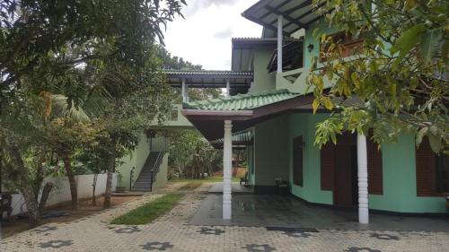 マータラにあるCalm Casita Villaの緑の家
