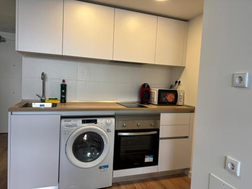 a kitchen with a washer and a washing machine at Apartamento Madrid Norte in San Sebastián de los Reyes