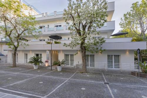 an empty parking lot in front of a building at Residence Armony in Misano Adriatico