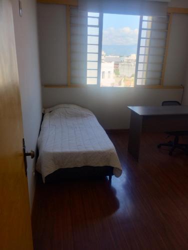 Postel nebo postele na pokoji v ubytování Apartamento no centro de Guaratinguetá