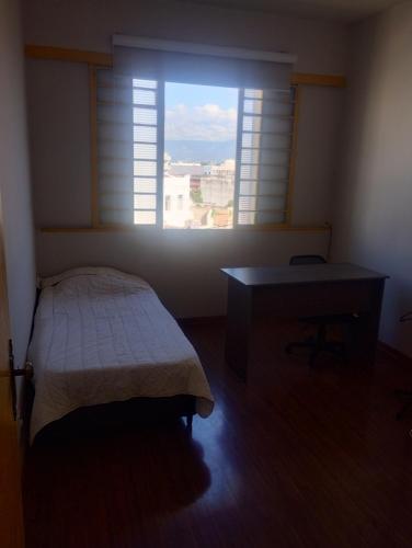 Postel nebo postele na pokoji v ubytování Apartamento no centro de Guaratinguetá