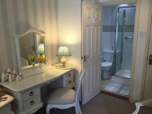 A bathroom at Copperfields Guest House 