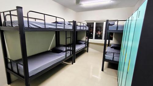 Palanda nebo palandy na pokoji v ubytování Jeea Hostel