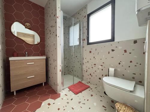Bilik mandi di Champ de blé Apt neuf indépendant plain pied dans maison contemporaine décoration soignée tout confort terrasse aménagée, grand terrain parking privé à 15 mn de Caen et 10 mn deBayeux proche plages du débarquement
