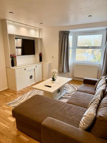 a living room with a couch and a table at Oxford city centre Modern 2-Bed flat in Oxford