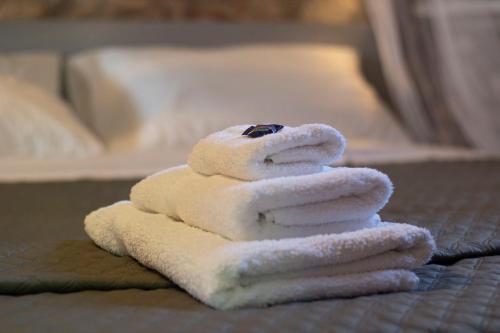 a pile of white towels sitting on a bed at Casa Zampani in Massa Martana