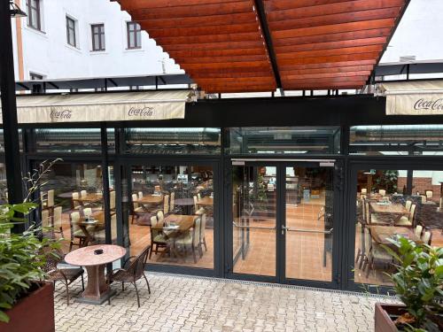 Reštaurácia alebo iné gastronomické zariadenie v ubytovaní VIP Apartments