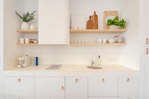 Kuchyň nebo kuchyňský kout v ubytování Ocean Studio by ENDLESS SUN I modern comfort, sea view, wi-fi, parking & rooftop pool