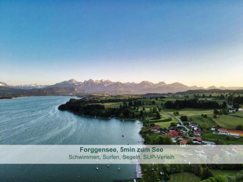 Blick auf einen See mit Bergen im Hintergrund in der Unterkunft Chalet - Ferienwohnungen - Biohof Stöger - Panoramasüdbalkon - grandiose Aussicht auf See, Berge und Schloss Neuschwanstein in Rieden
