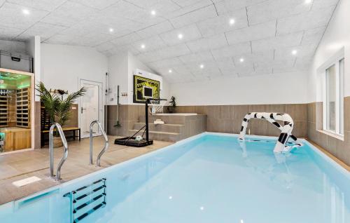 HadsundにあるNice Home In Hadsund With Saunaの部屋にプールヌードルがあるプール