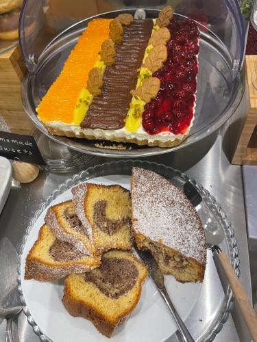 a glass plate with bread and a plate with a cake at Deluxe Dina in Skala Potamias