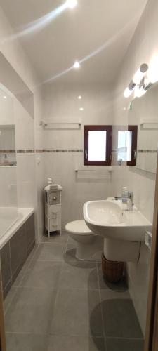 une salle de bain avec un lavabo, des toilettes et une baignoire dans l'établissement Beaulieu Apartments, à Beaulieu-sur-Dordogne