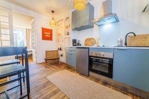 Il comprend une cuisine équipée d'une cuisinière. four supérieur à côté d'une table dans l'établissement Dolce Dali - 1 Piece, à Brive-la-Gaillarde