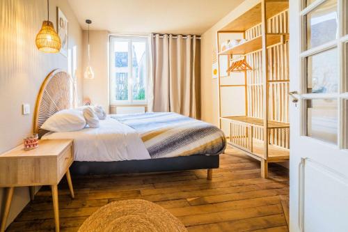 une chambre avec un lit et une fenêtre dans l'établissement Dolce Dali - 1 Piece, à Brive-la-Gaillarde