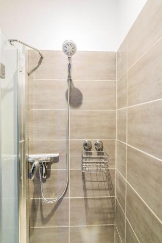 une douche avec pommeau de douche dans une salle de bain dans l'établissement Dolce Dali - 1 Piece, à Brive-la-Gaillarde