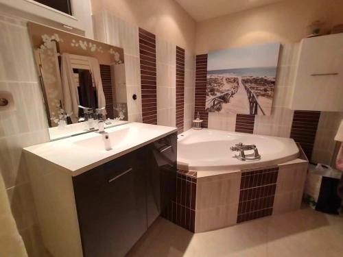 une salle de bain avec un lavabo et une baignoire dans l'établissement Repère des etoiles, à Saint-Beauzire