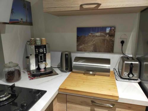 - une cuisine avec un comptoir et une cafetière dans l'établissement Repère des etoiles, à Saint-Beauzire