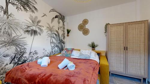 une chambre avec un lit avec des serviettes dessus dans l'établissement expat renting - Le Tropical - Netflix - Proche gare, à Toulouse