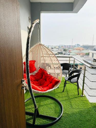 Habitación con balcón con hamaca. en QODE apartments, en Lekki