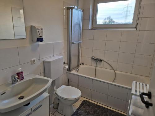 Bilik mandi di Modern apartment for 6 guests