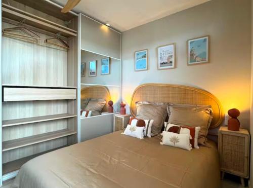 - une chambre avec un grand lit et deux miroirs dans l'établissement Vistalmar LGM, à La Grande Motte