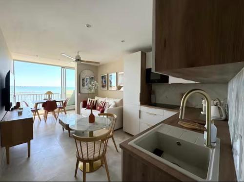une cuisine et un salon avec vue sur l'océan dans l'établissement Vistalmar LGM, à La Grande Motte