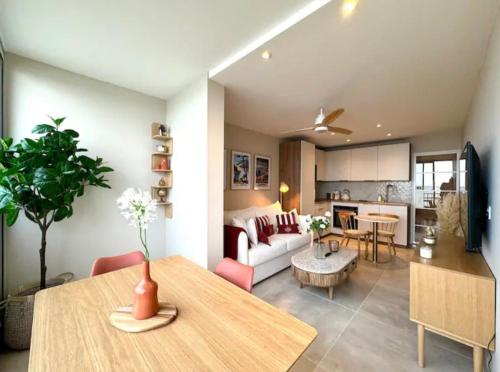 un salon avec une table et un canapé dans l'établissement Vistalmar LGM, à La Grande Motte