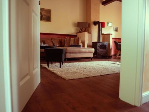 a living room with a couch and a table at Faehrmann-s-Huus-Ditzum in Ditzum