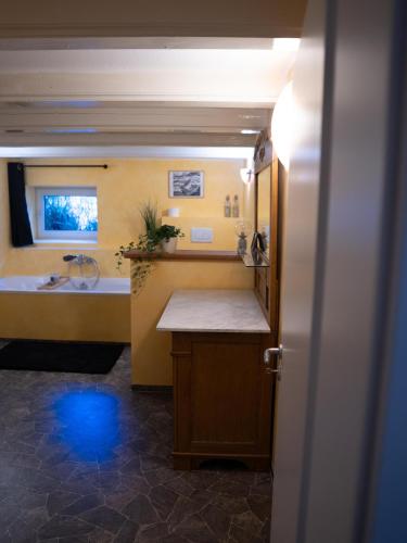 a bathroom with a sink and a bath tub at Faehrmann-s-Huus-Ditzum in Ditzum