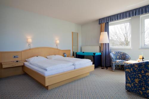 Giường trong phòng chung tại Hotel am Markt Garni - Aegidienberg