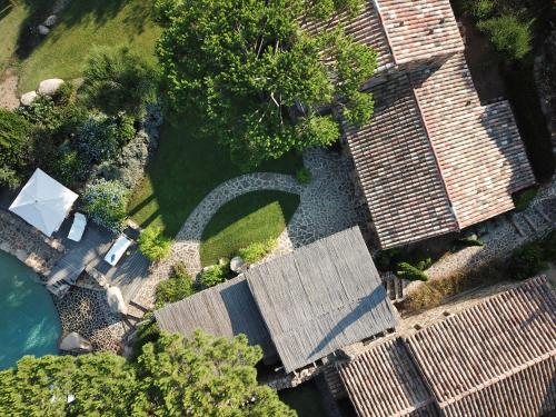 Cette chambre offre une vue sur une maison avec un jardin et de l'eau. dans l'établissement Villa Serenita Pallombaggia, à Porto-Vecchio