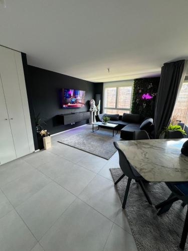 Televisyen dan/atau pusat hiburan di Modern apartment