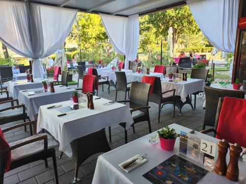 A restaurant or other place to eat at Hotel ICON