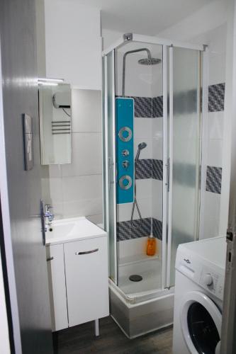 La salle de bains est pourvue d'une douche, d'un lavabo et d'un lave-linge. dans l'établissement M T2 climatisé à100m de la plage ,des bateaux ,des commerces, Une terrasse ensoleillée, à Palavas-les-Flots