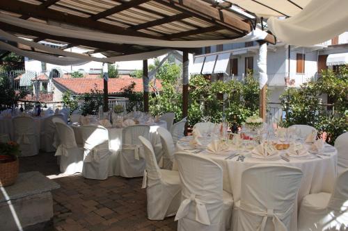 a group of tables with white table cloths at Hotel Tre Denti in Cantalupa