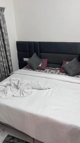 Una cama o camas en una habitación de Best B&B in Orchha