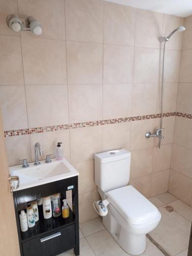 un baño con inodoro y lavabo en Casa Madre City Bell, en City Bell