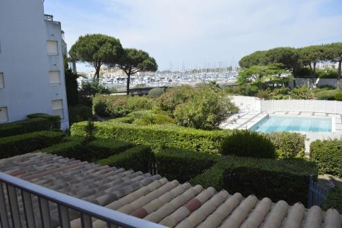 d'un balcon avec vue sur le jardin et la piscine. dans l'établissement Studio CAP D 'AGDE CT150-D210, au Cap d'Agde