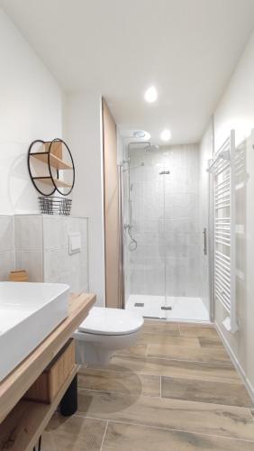 une salle de bain blanche avec toilettes et douche dans l'établissement Petit Sablé - T3 avec Terrasse Proche Cassis, à Roquefort-la-Bédoule