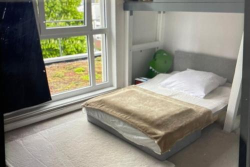 een bed in een kamer met een raam bij Private Apartment in Hannover
