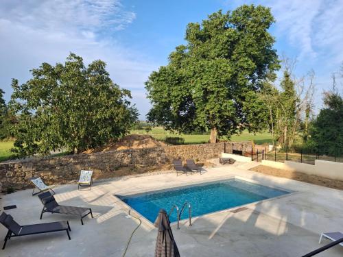 Bazén v ubytování Gîte le Clos de Ceintres nebo v jeho okolí